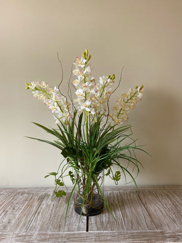 Orquideario con Cymbidium con Follajes Artificiales en Base de Vidrio