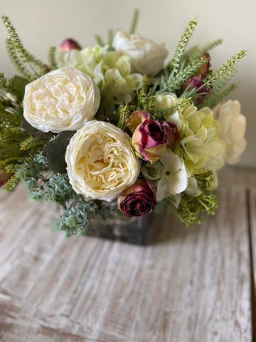 Arreglo Floral con Rosas e Hidrangeas con Follajes Artificiales en Base Cuadrada de Vidrio
