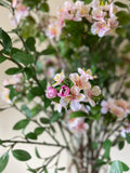 Arreglo Floral con Apple Blossom Artificial en Florero de Vidrio