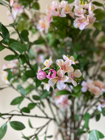 Arreglo Floral con Apple Blossom Artificial en Florero de Vidrio
