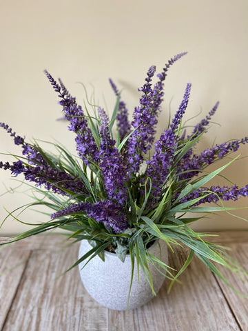 Arreglo Floral con Buddleias Artificiales en Base Cantera