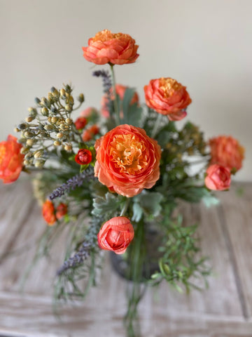 Arreglo Floral 3/4 con Ranunculus Naranjas Artificiales en Florero de Vidrio