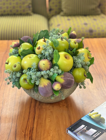 Centro de Mesa Grande con Higos y Manzanas Hechos a Mano Pintados al Óleo en Base Tipo Cantera