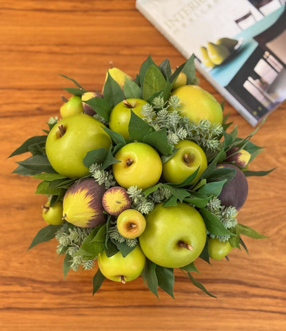 Centro de Mesa Chico con Higos y Manzanas Hechos a Mano Pintados al Óleo en Base Tipo Cantera