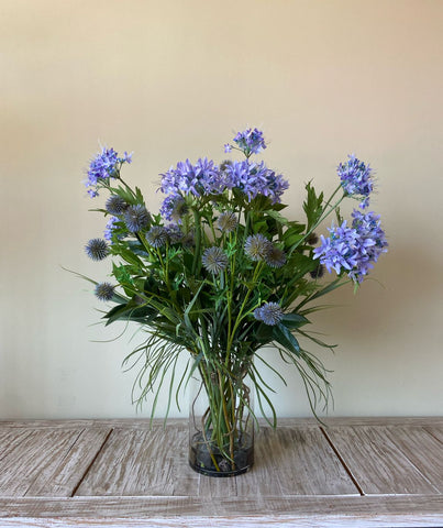 Arreglo Floral con Agapanthus y Thistles Artificiales en Florero de Vidrio