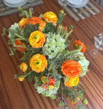 Centro de Mesa con Hidrangeas y Ranunculus Artificiales en Base Ovalada de Vidrio
