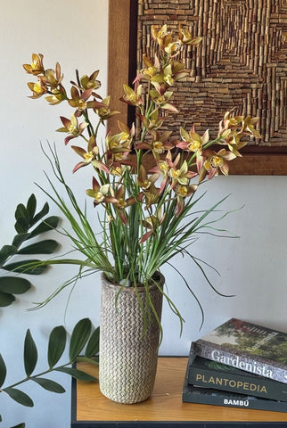 Orquideario con Cymbidium y Follajes Artificiales en Base Cantera