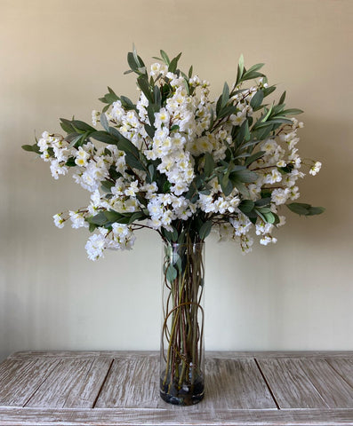 Arreglo Floral con Cherry Blossom y Follajes Artificiales en Florero de Vidrio