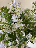 Arreglo Floral con Celinda y Follajes Artificiales en Florero de Vidrio