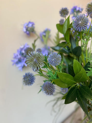 Arreglo Floral con Agapanthus y Thistles Artificiales en Florero de Vidrio