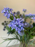 Arreglo Floral con Agapanthus y Thistles Artificiales en Florero de Vidrio