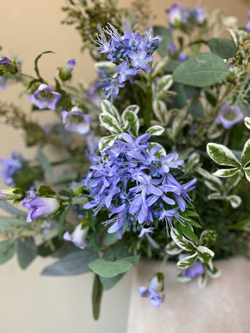 Arreglo Floral con Agapanthus y Follajes Artificiales en Base Cantera