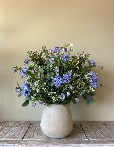 Arreglo Floral con Agapanthus y Follajes Artificiales en Base Cantera
