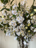 Arreglo Floral con Cherry Blossom y Vara de Membrillo Artificial en Florero de Vidrio