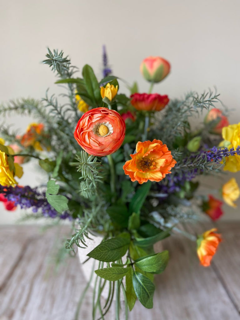 Arreglo Floral con Ranunculus y Follajes Artificiales en Base Cantera