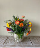 Arreglo Floral con Ranunculus y Follajes Artificiales en Base Cantera