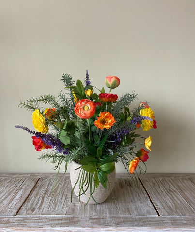 Arreglo Floral con Ranunculus y Follajes Artificiales en Base Cantera
