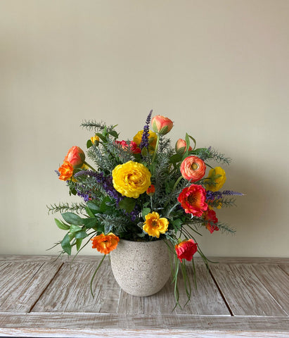Arreglo Floral con Ranunculus y Follajes Artificiales en Base Cantera