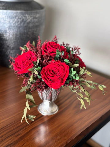 Arreglo Floral con Rosas Rojas Preservadas en Copa de Latón Niquelada Chica