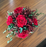 Arreglo Floral con Rosas Rojas Claro Preservadas en Copa de Latón Niquelada Mediana