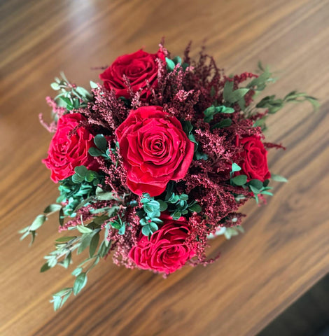 Arreglo Floral con Rosas Rojas Claro Preservadas en Copa de Latón Niquelada Mediana