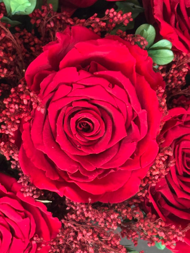 Arreglo Floral con Rosas Rojas Claro Preservadas en Copa de Latón Niquelada Mediana