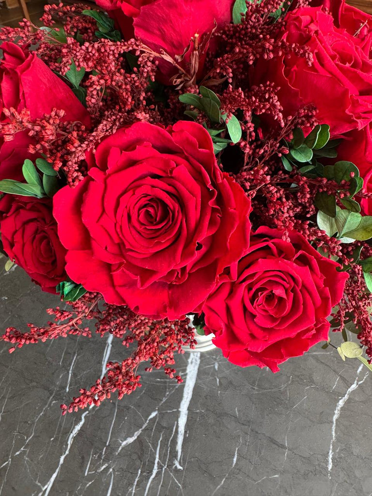 Arreglo Floral con Rosas Rojas Claro Preservadas en Copa de Latón Niquelada Mediana