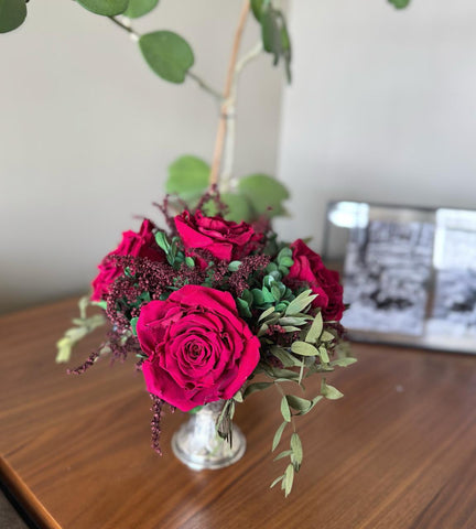 Arreglo Floral con Rosas Fucsia Preservadas en Copa de Latón Niquelada Mediana