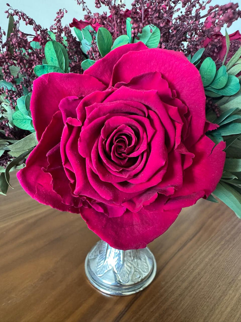 Arreglo Floral con Rosas Fucsia Preservadas en Copa de Latón Niquelada Mediana