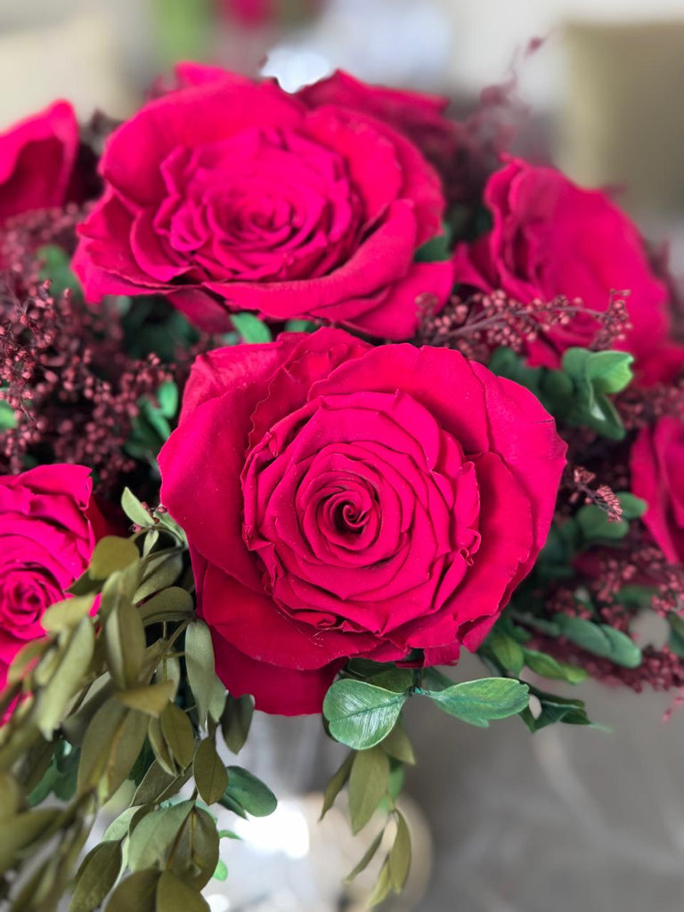 Arreglo Floral con Rosas Fucsia Preservadas en Copa de Latón Niquelada Grande
