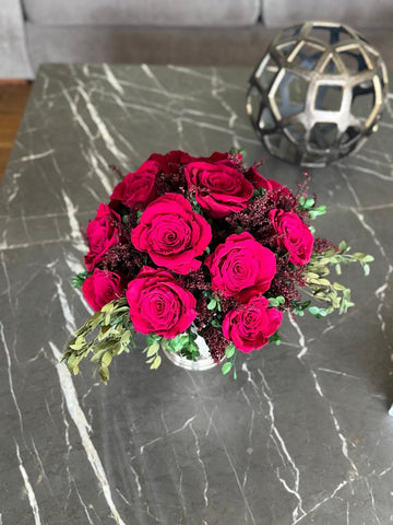 Arreglo Floral con Rosas Fucsia Preservadas en Copa de Latón Niquelada Grande