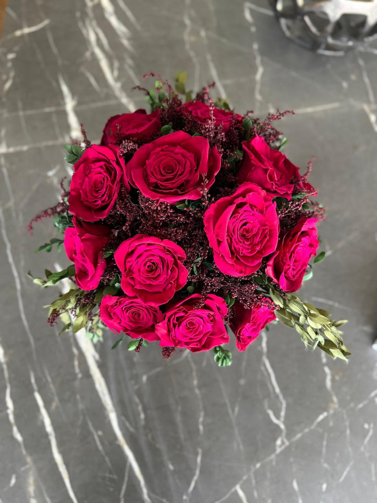 Arreglo Floral con Rosas Fucsia Preservadas en Copa de Latón Niquelada Grande