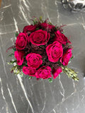 Arreglo Floral con Rosas Fucsia Preservadas en Copa de Latón Niquelada Grande