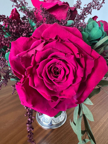 Arreglo Floral con Rosas Fucsia Preservadas en Copa de Latón Niquelada Mediana