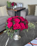 Arreglo Floral con Rosas Fucsia Preservadas en Copa de Latón Niquelada Grande