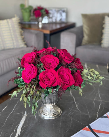 Arreglo Floral con Rosas Fucsia Preservadas en Copa de Latón Niquelada Grande
