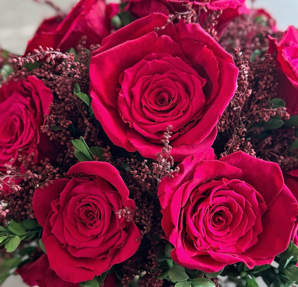 Arreglo Floral con Rosas Fucsia Preservadas en Copa de Latón Niquelada Grande