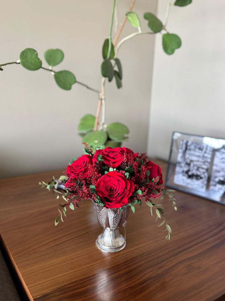Arreglo Floral con Rosas Rojas Preservadas en Copa de Latón Niquelada Mediana