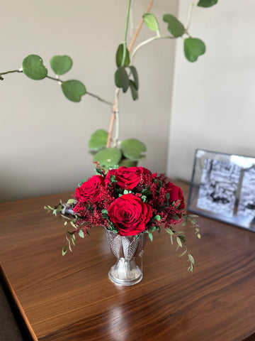 Arreglo Floral con Rosas Rojas Preservadas en Copa de Latón Niquelada Mediana
