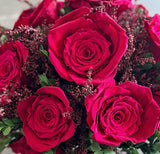 Arreglo Floral con Rosas Fucsia Preservadas en Copa de Latón Niquelada Grande