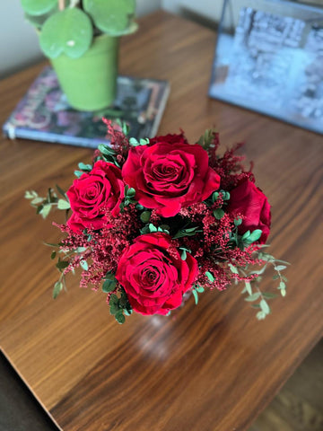 Arreglo Floral con Rosas Rojas Preservadas en Copa de Latón Niquelada Mediana