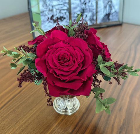 Arreglo Floral con Fucsia Preservadas en Copa de Latón Niquelada Chica