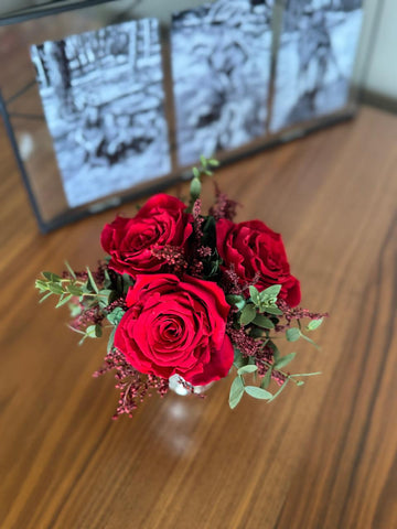 Arreglo Floral con Rosas Rojas Preservadas en Copa de Latón Niquelada Chica