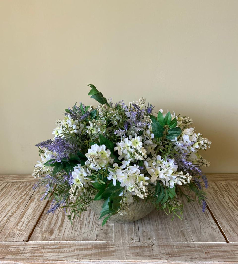 Centro de Mesa con Lilac Blanca y Lavandas con Follajes Artificiales en Base Tipo Cantera