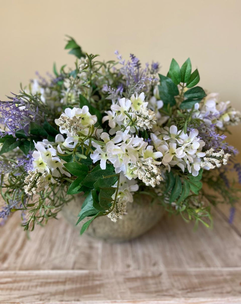 Centro de Mesa con Lilac Blanca y Lavandas con Follajes Artificiales en Base Tipo Cantera