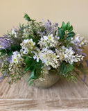 Centro de Mesa con Lilac Blanca y Lavandas con Follajes Artificiales en Base Tipo Cantera