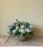 Centro de Mesa con Lilac Blanca y Lavandas con Follajes Artificiales en Base Tipo Cantera