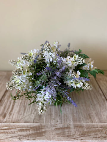 Centro de Mesa Chico con Lilac Blanca y Lavandas con Follajes Artificiales en Base Tipo Cantera