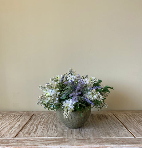 Centro de Mesa Chico con Lilac Blanca y Lavandas con Follajes Artificiales en Base Tipo Cantera