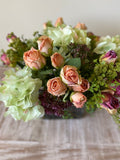 Arreglo Floral con Rosas e Hidrangeas con Follajes Artificiales en Base Cuadrada de Vidrio